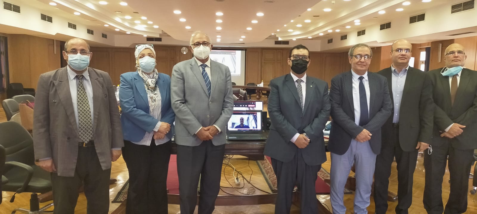 صورة تذكارية من ترقية استاذ مساعد